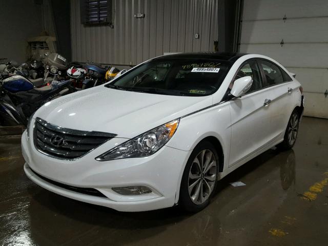 5NPEC4AB8DH713130 - 2013 HYUNDAI SONATA SE WHITE photo 2