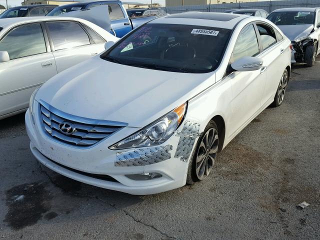 5NPEC4AB3DH717828 - 2013 HYUNDAI SONATA SE WHITE photo 2