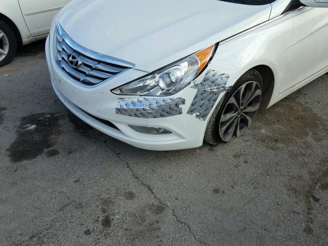 5NPEC4AB3DH717828 - 2013 HYUNDAI SONATA SE WHITE photo 9