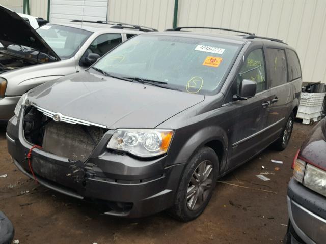 2A4RR5D17AR298707 - 2010 CHRYSLER TOWN & COU GRAY photo 2