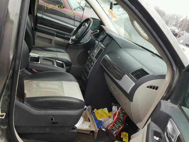 2A4RR5D17AR298707 - 2010 CHRYSLER TOWN & COU GRAY photo 5