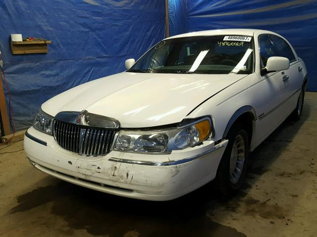 1LNHM81W9YY812673 - 2000 LINCOLN TOWN CAR E WHITE photo 2