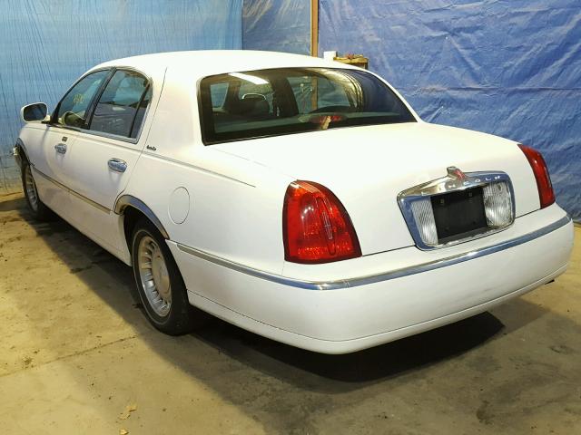 1LNHM81W9YY812673 - 2000 LINCOLN TOWN CAR E WHITE photo 3