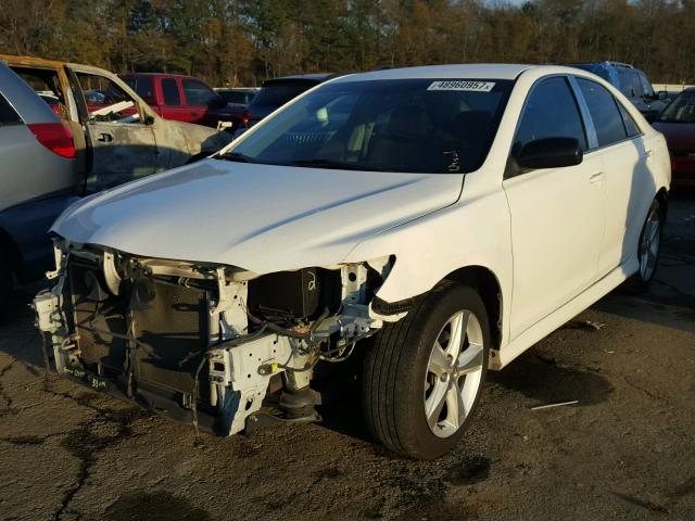 4T1BF3EK9AU502515 - 2010 TOYOTA CAMRY BASE WHITE photo 2