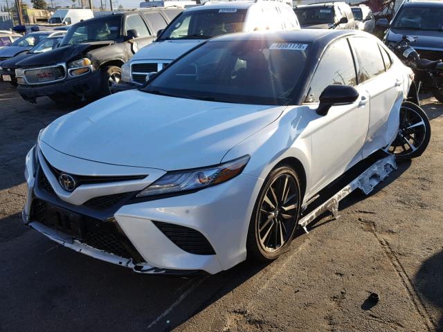 4T1B61HK5JU117565 - 2018 TOYOTA CAMRY XSE WHITE photo 2