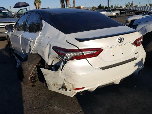 4T1B61HK5JU117565 - 2018 TOYOTA CAMRY XSE WHITE photo 3