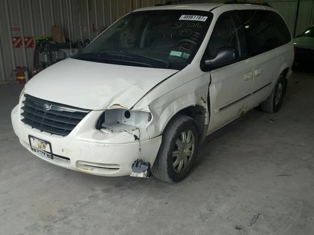 2A4GP54L46R624808 - 2006 CHRYSLER TOWN & COU WHITE photo 2