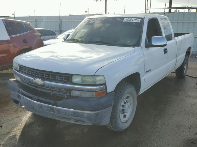 1GCGC29U9YE355478 - 2000 CHEVROLET SILVERADO WHITE photo 2