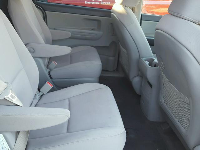 KNDMB5C18F6064354 - 2015 KIA SEDONA LX WHITE photo 6