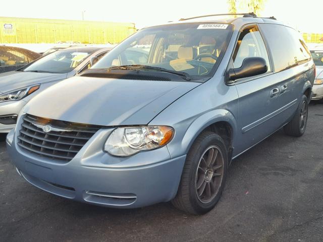 2C4GP44R05R129105 - 2005 CHRYSLER TOWN & COU BLUE photo 2