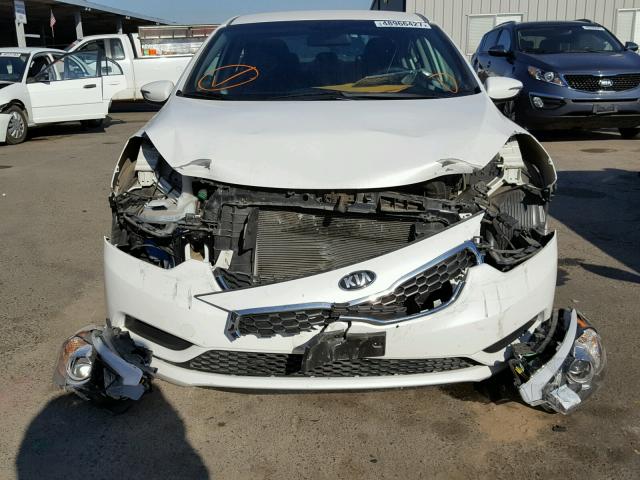 KNAFX4A69G5498032 - 2016 KIA FORTE LX WHITE photo 9