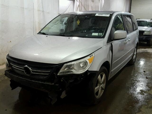 2V4RW3D10AR360571 - 2010 VOLKSWAGEN ROUTAN SE SILVER photo 2