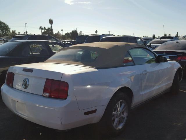 1ZVFT84N275290452 - 2007 FORD MUSTANG WHITE photo 4