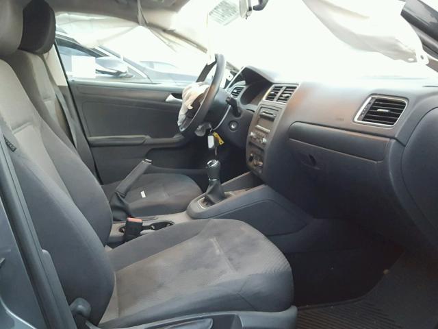 3VW1K7AJ3EM388549 - 2014 VOLKSWAGEN JETTA BASE ნაცრისფერი ფოტო 5