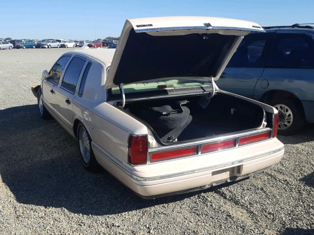 1LNLM83W4TY625406 - 1996 LINCOLN TOWN CAR C TAN photo 3