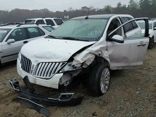 2LMDJ6JK8DBL44780 - 2013 LINCOLN MKX WHITE photo 2