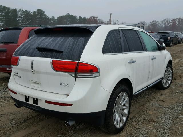 2LMDJ6JK8DBL44780 - 2013 LINCOLN MKX WHITE photo 4