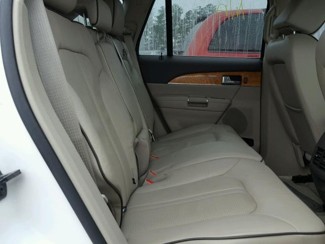 2LMDJ6JK8DBL44780 - 2013 LINCOLN MKX WHITE photo 6