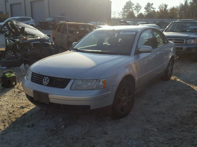 WVWPD23B9YE236978 - 2000 VOLKSWAGEN PASSAT GLX SILVER photo 2