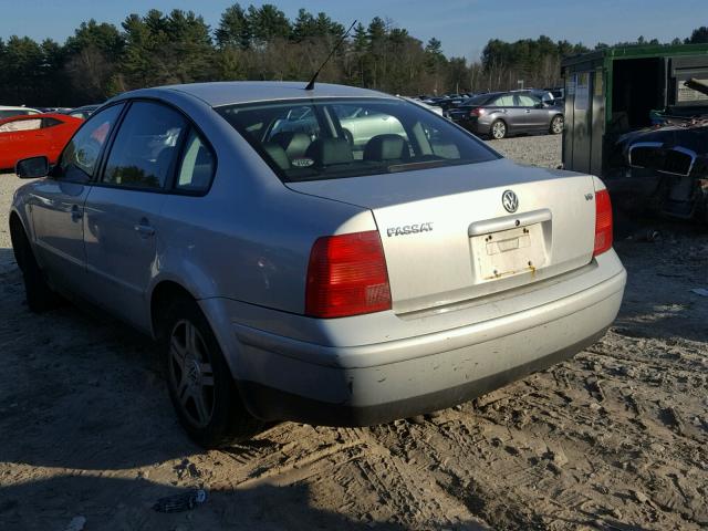 WVWPD23B9YE236978 - 2000 VOLKSWAGEN PASSAT GLX 银色 照片 3