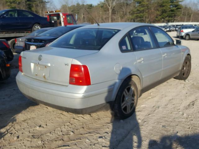 WVWPD23B9YE236978 - 2000 VOLKSWAGEN PASSAT GLX SILVER photo 4