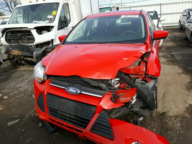 1FAHP3F22CL232505 - 2012 FORD FOCUS SE RED photo 9