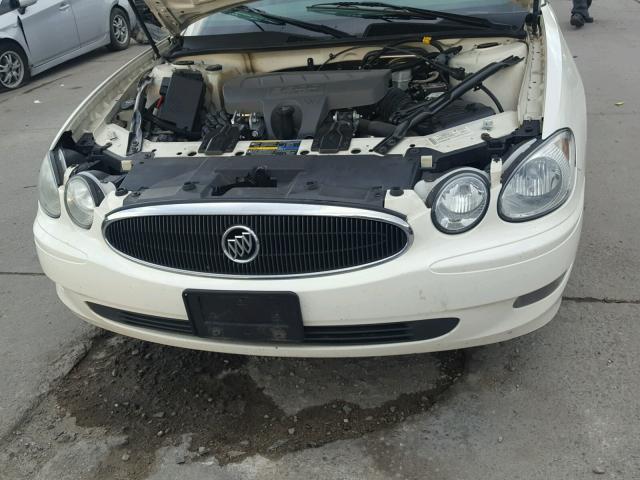 2G4WD552671111670 - 2007 BUICK LACROSSE C WHITE photo 7