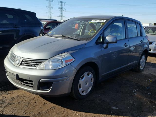 3N1BC13E69L418322 - 2009 NISSAN VERSA S GRAY photo 2