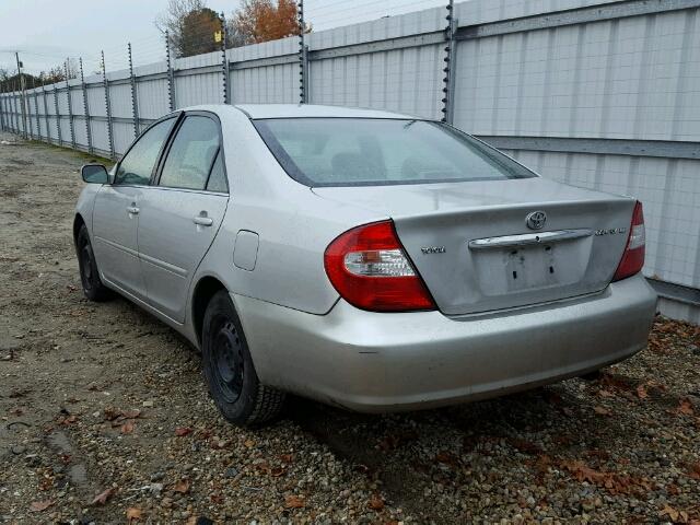 4T1BE32K52U034677 - 2002 TOYOTA CAMRY LE ვერცხლისფერი ფოტო 3