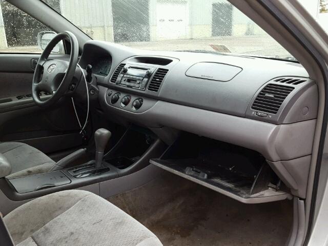 4T1BE32K52U034677 - 2002 TOYOTA CAMRY LE ვერცხლისფერი ფოტო 5