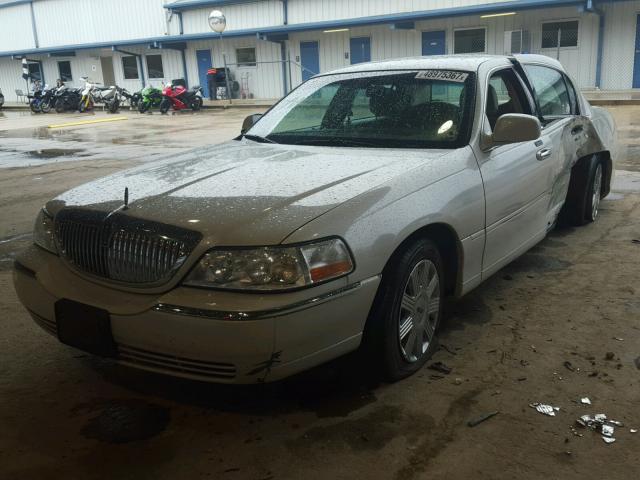 1LNHM83WX4Y665500 - 2004 LINCOLN TOWN CAR U WHITE photo 2