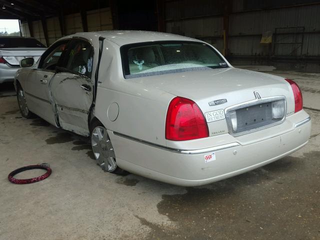 1LNHM83WX4Y665500 - 2004 LINCOLN TOWN CAR U WHITE photo 3