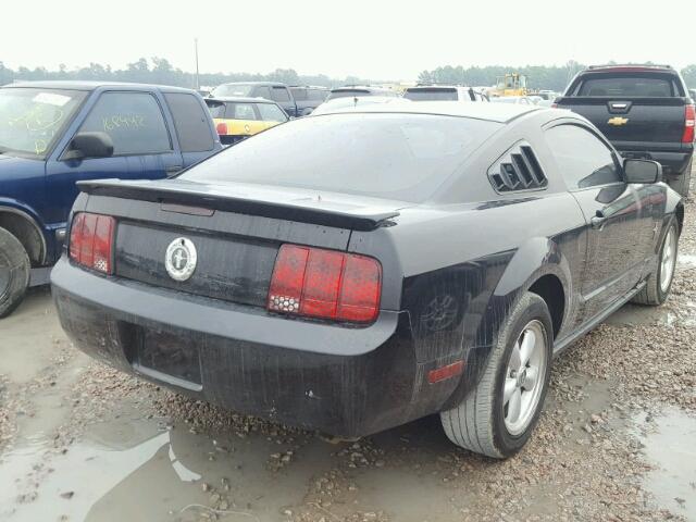 1ZVFT80N575272503 - 2007 FORD MUSTANG BLACK photo 4