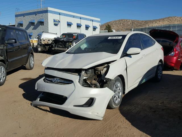 KMHCT4AE2GU083385 - 2016 HYUNDAI ACCENT SE WHITE photo 2