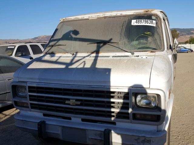 1GCGG35Z2PF325940 - 1993 CHEVROLET G30 WHITE photo 9