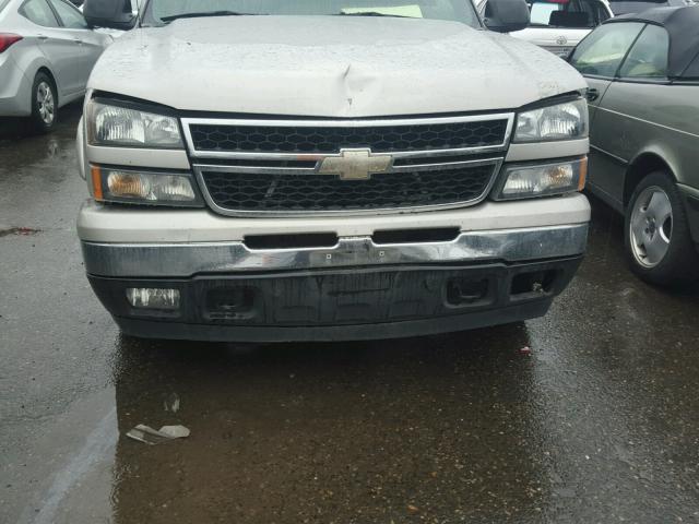 2GCEK13T561116884 - 2006 CHEVROLET SILVERADO SILVER photo 9