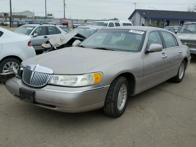 1LNHM81W61Y673026 - 2001 LINCOLN TOWN CAR E TAN photo 2