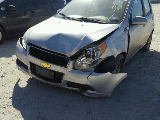 KL1TD6DEXAB114384 - 2010 CHEVROLET AVEO LS SILVER photo 9