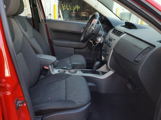1FAHP35N38W254451 - 2008 FORD FOCUS SE RED photo 5