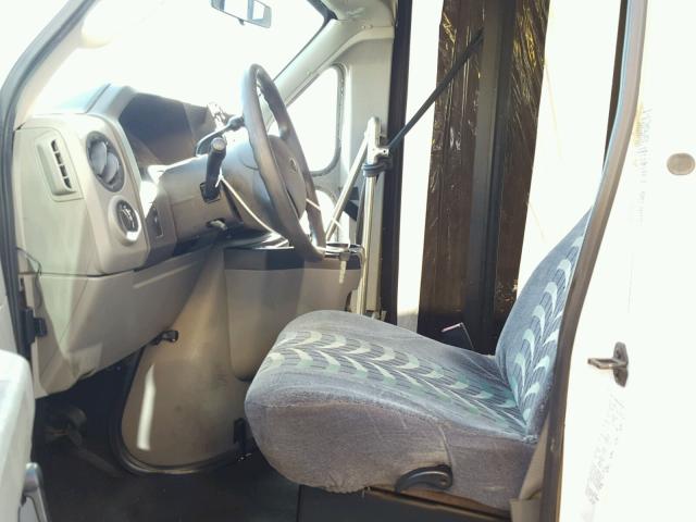 1FDFE45PX9DA15597 - 2009 FORD ECONOLINE WHITE photo 5