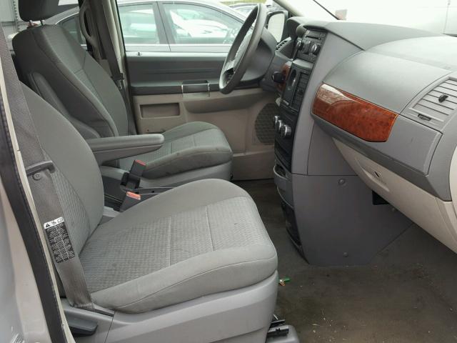 2A8HR44H08R731750 - 2008 CHRYSLER TOWN & COU SILVER photo 5