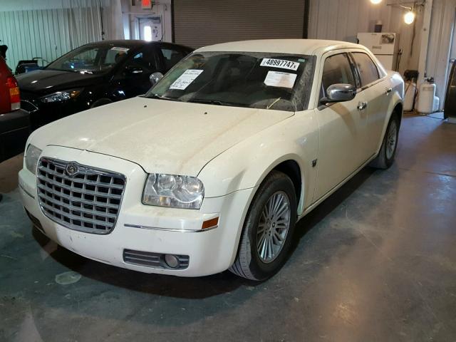 2C3CA4CD1AH132251 - 2010 CHRYSLER 300 TOURIN CREAM photo 2