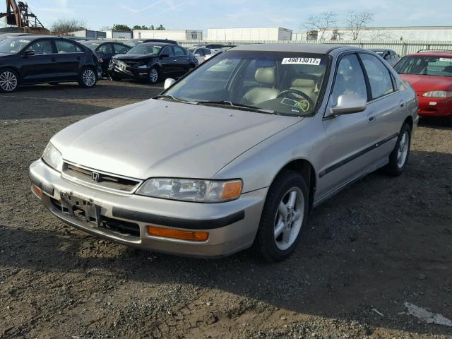 1HGCD5637VA063048 - 1997 HONDA ACCORD LX SILVER photo 2