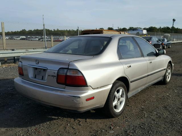 1HGCD5637VA063048 - 1997 HONDA ACCORD LX SILVER photo 4