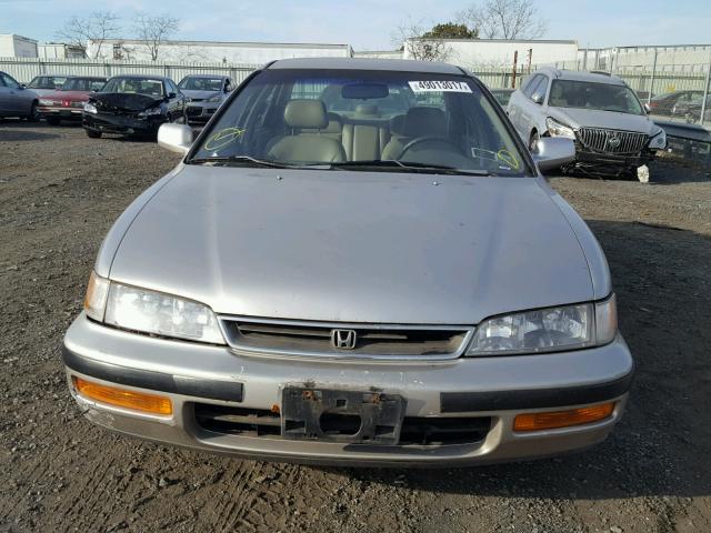 1HGCD5637VA063048 - 1997 HONDA ACCORD LX SILVER photo 9