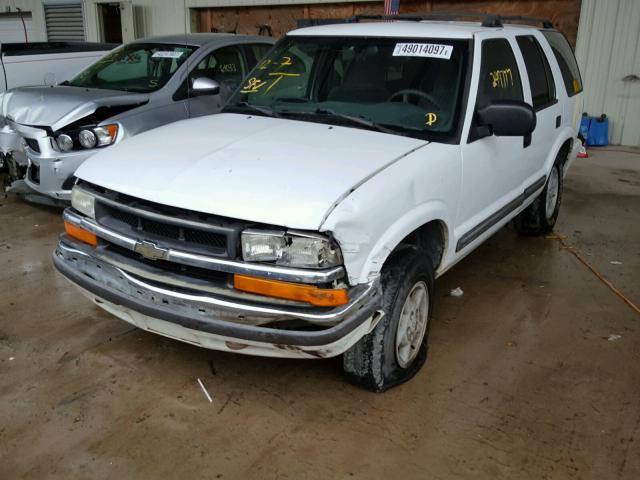 1GNDT13W1Y2403748 - 2000 CHEVROLET BLAZER WHITE photo 2