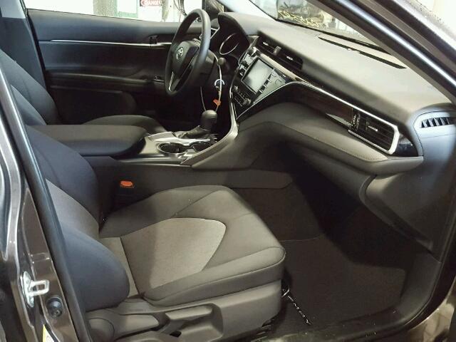 4T1B11HK6JU025587 - 2018 TOYOTA CAMRY L BROWN photo 5