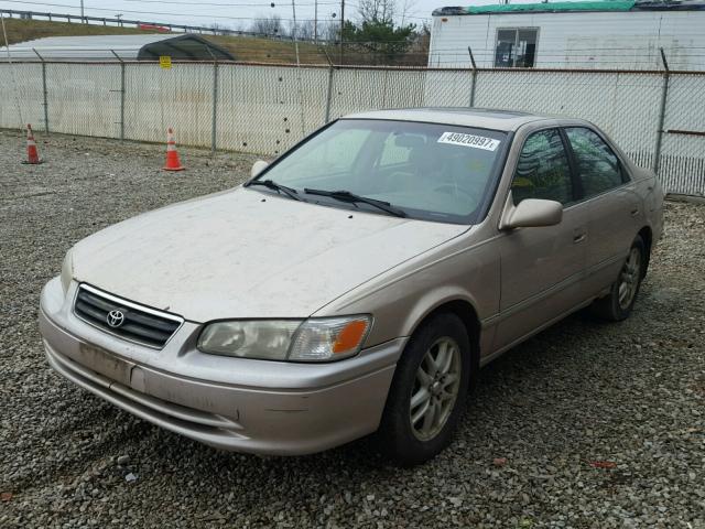 4T1BF28K1YU941952 - 2000 TOYOTA CAMRY LE TAN photo 2