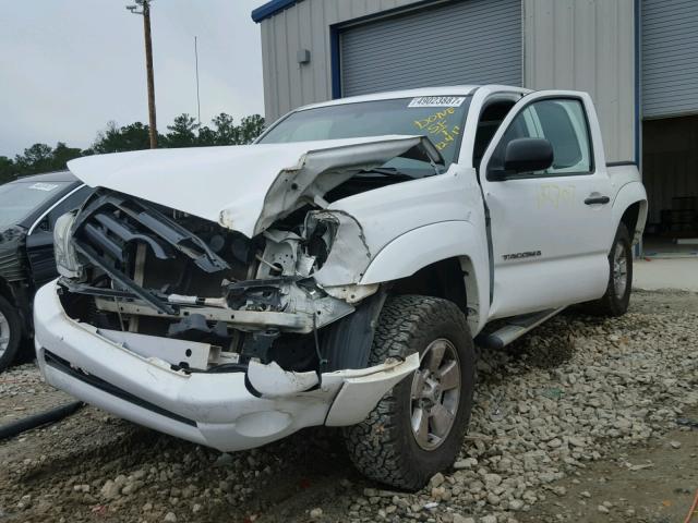 3TMJU62N68M055730 - 2008 TOYOTA TACOMA DOU WHITE photo 2