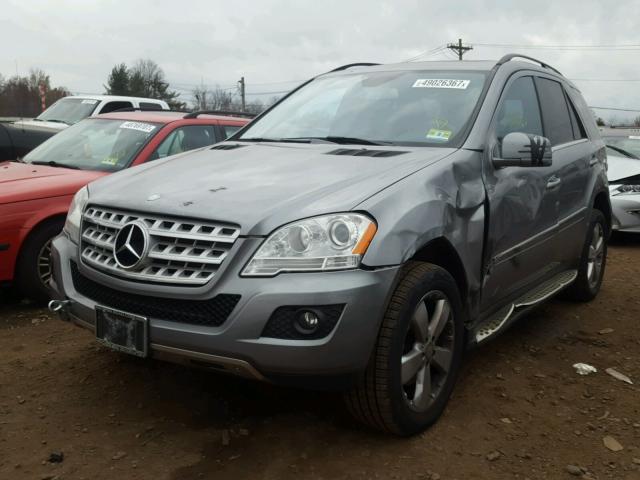 4JGBB8GB6BA665275 - 2011 MERCEDES-BENZ ML 350 4MA SILVER photo 2